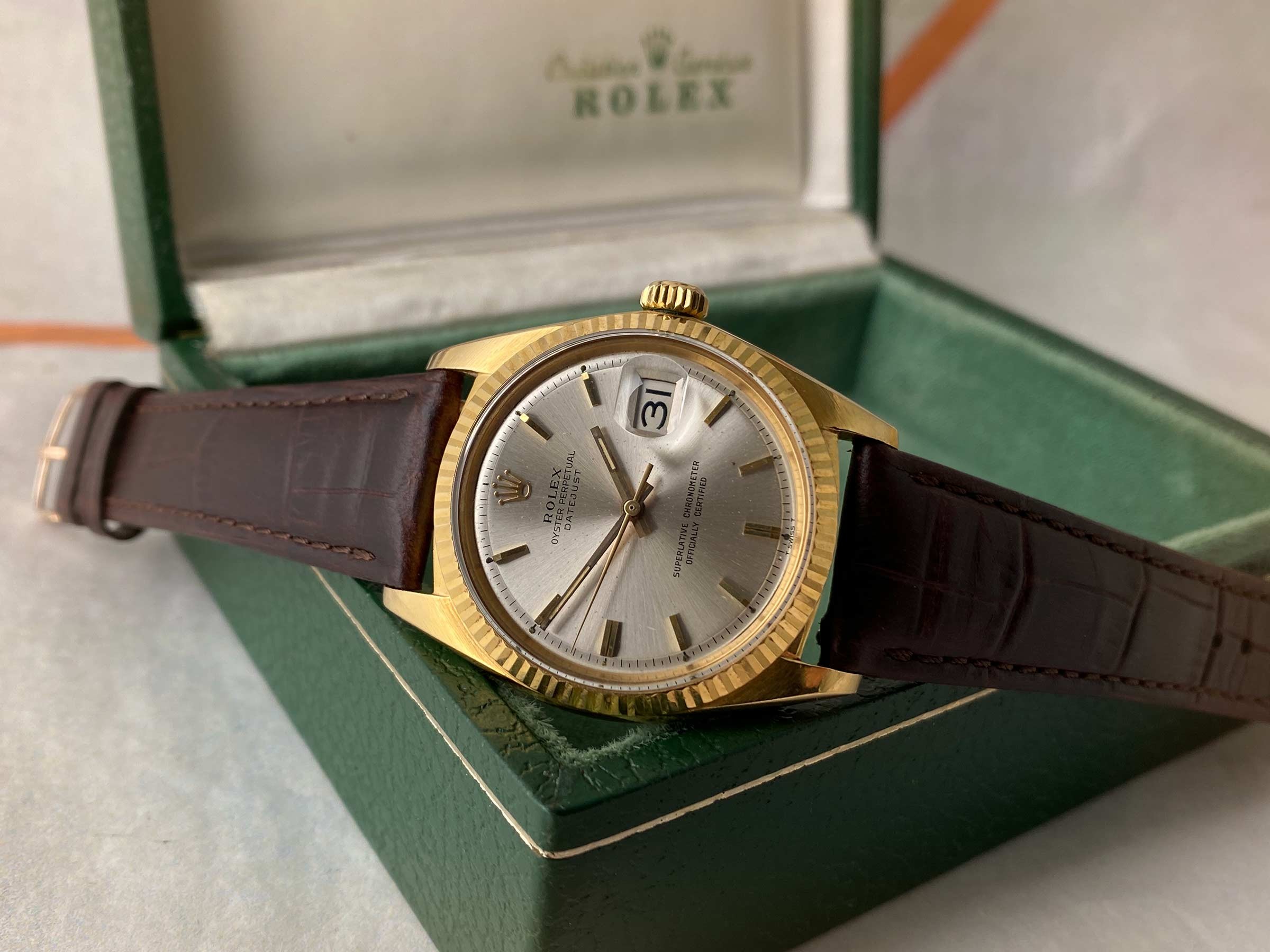 rolex oyster perpetual datejust 18k gold with leather strap